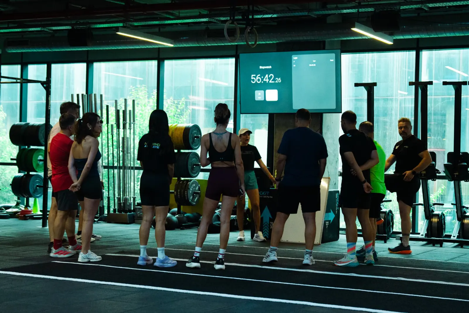 Balaban Hybrid Training grup dersi katılımcıları HYROX antrenman öncesi kulüp içinde