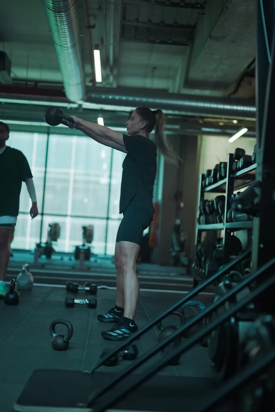 Balaban Hybrid Training kişisel antrenman seansında kettlebell swing çalışan sporcu