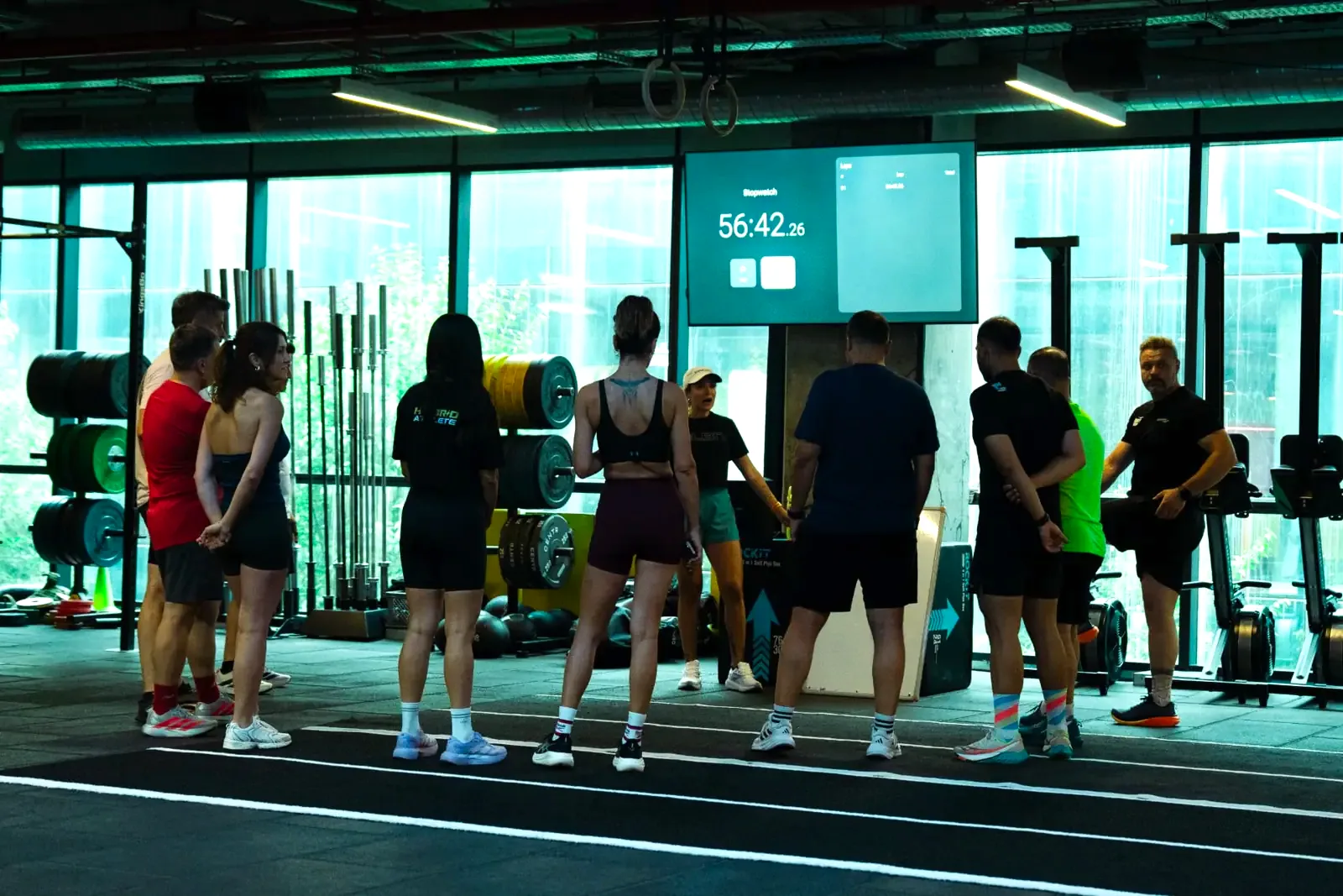 Balaban Hybrid Training grup dersi katılımcıları HYROX antrenman öncesi kulüp içinde