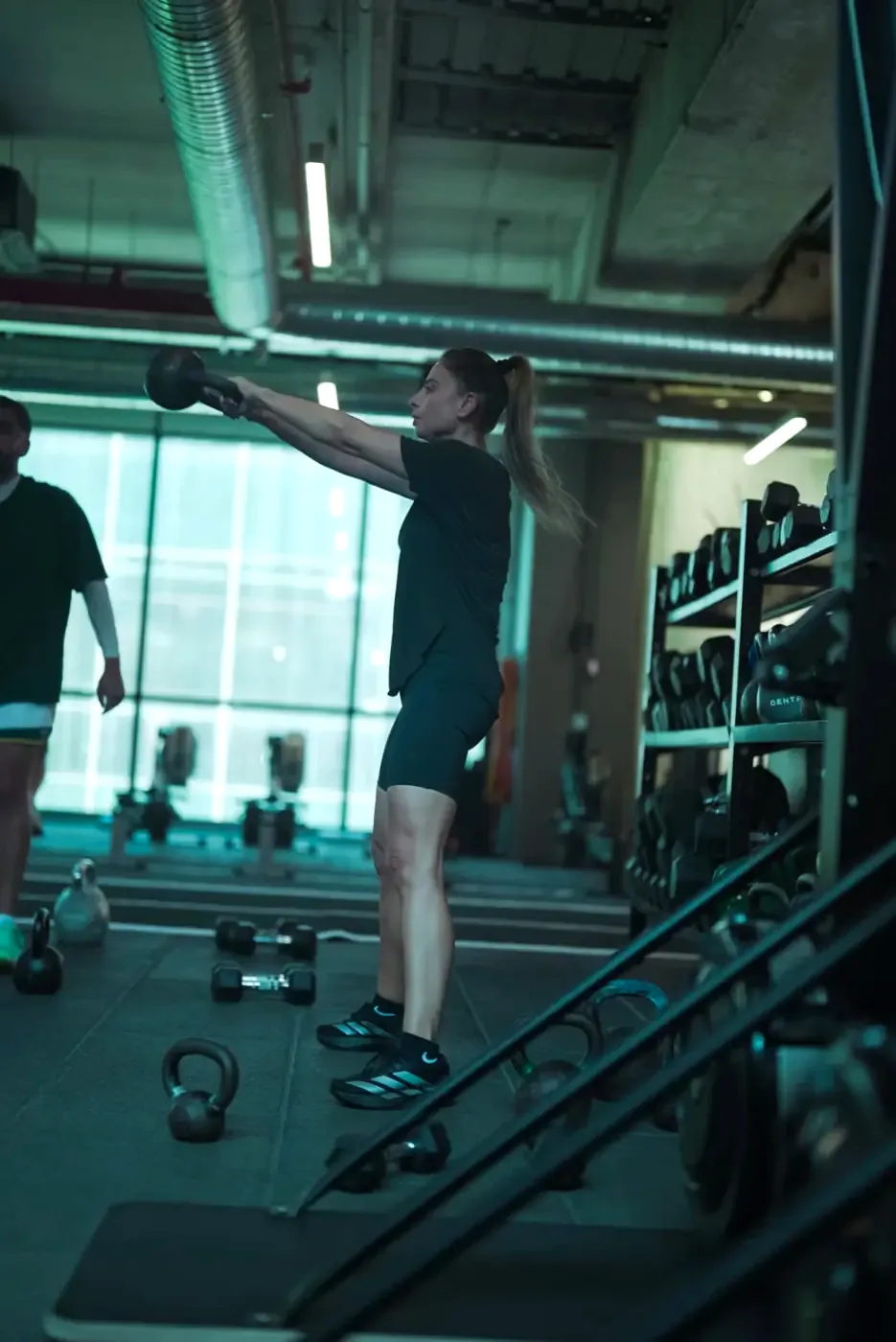 Balaban Hybrid Training kişisel antrenman seansında kettlebell swing çalışan sporcu