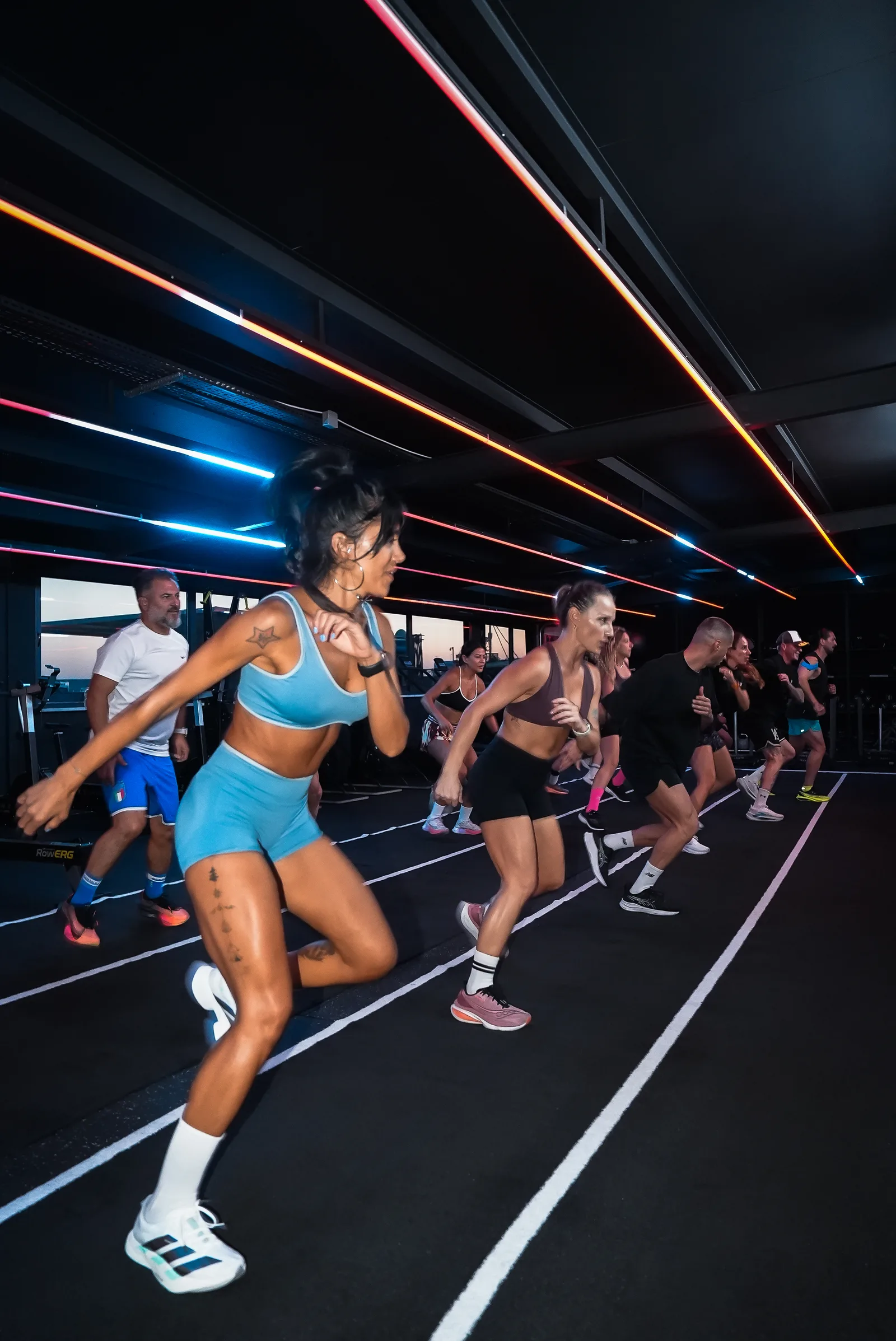 Balaban Hybrid Training grup dersinde koşu şeridinde çalışan katılımcılar
